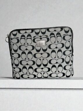 🌻COACH Poppy Silver/Moonlight Signature C Universal Sleeve Zip Closure